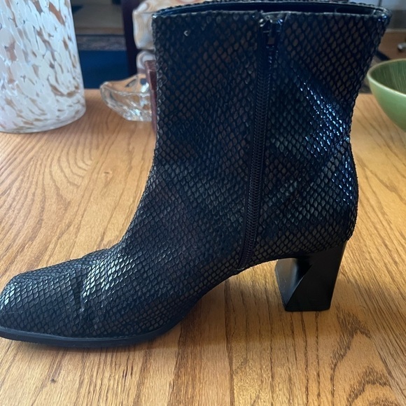 Naturalizer Boots Women’s 9 Snake Skin Print Chunky Heel Ankle Leather - Picture 4 of 11